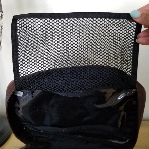 Columbia leather hanging toiletry bag - Picture 4 of 9